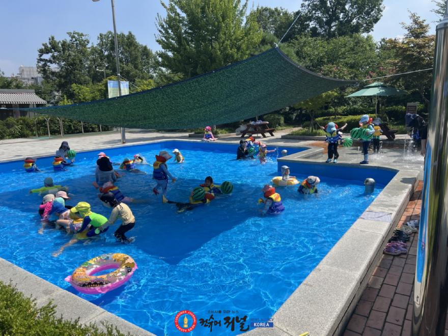 보도자료2 시흥시청사 야외휴게공간 내 어린이 물놀이장에서 시민들이 물놀이를 즐기고 있다.jpg