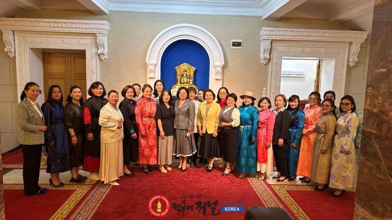 4. 임미숙 IWPG 글로벌 9국 지국장과 심사위원이 ‘피스 허브’에서 ‘제8회 평화사랑 그림그리기 국제대회’ 몽골 예선 심사를 하고 있다.jpg