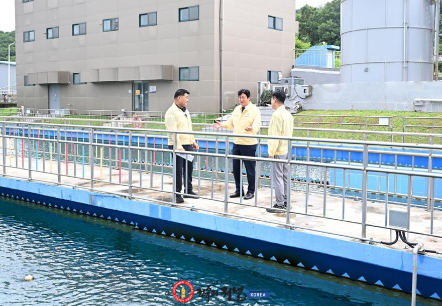 1-2. 파주시, 광역상수도 단수 피해 ‘생수 구입비’ 8월부터 일괄 보상_문산정수장 현장점검.jpg