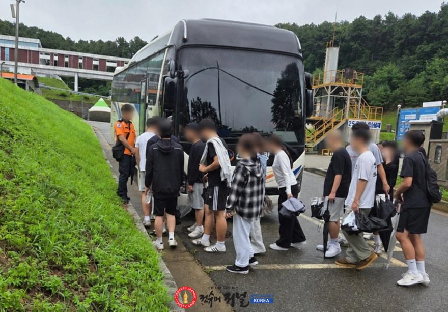 2-1. 파주시, 학생 진로 탐색을 위한 진로체험버스 지원_문제고등학교 체험버스 사진.jpg