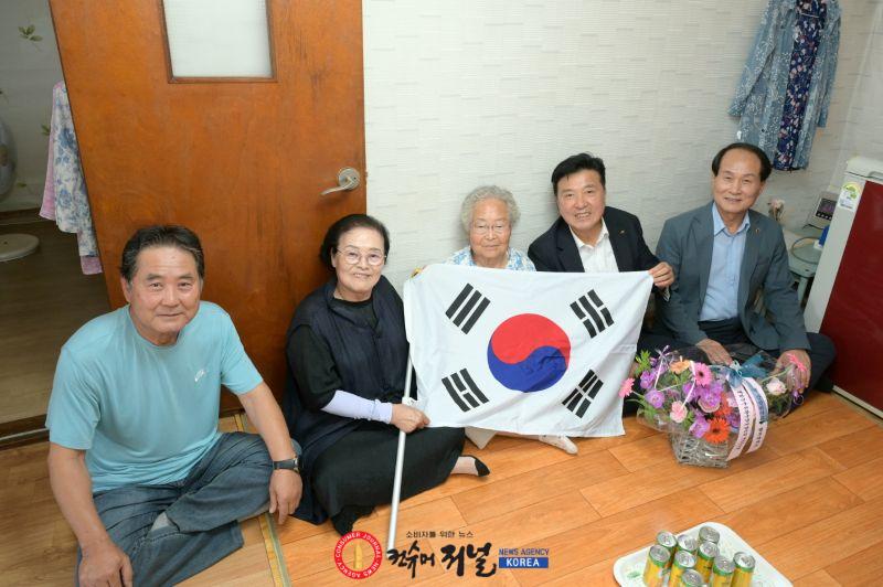 100세 맞은 6·25참전유공자 배우자 위문 모습.jpg