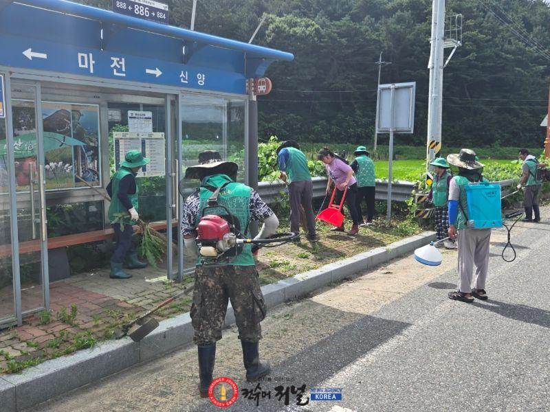 8.신양면 새마을협의회 버스정류장 제초작업 사진 (2).jpg