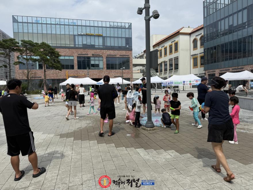 보도자료12 25일 거북섬동 보니타가 상가에서 시민들이 물총놀이를 즐기고 있다.jpg