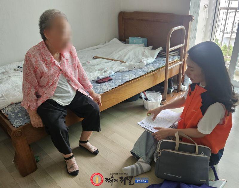 보도자료10 신현동 행정복지센터 관계자가 관내 가정에 방문해 돌봄 서비스를 제공하고 있다.jpg