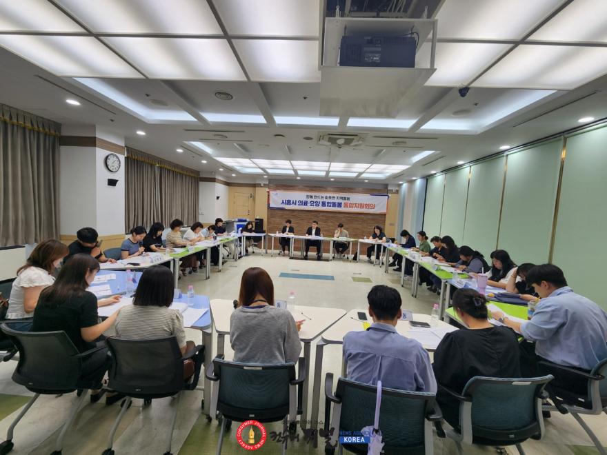 보도자료2 돌봄 기관 관계자들이 의료·요양 통합돌봄 통합지원회의를 하고 있다.jpeg