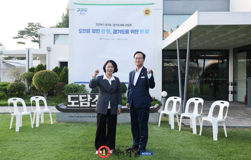 260731_채신덕_문화체육관광위원장__추미애_지사와_도정_현안_논의..._“문화는_미래를_위한_투자”.jpg