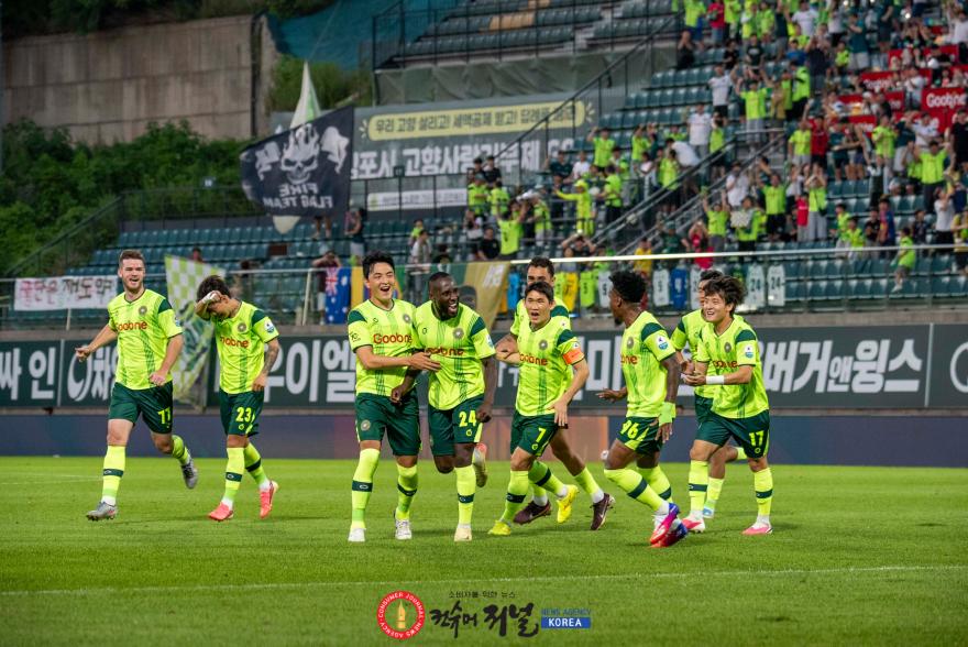 사진1. 득점 후 세리머니하는 루이스(24번).jpg