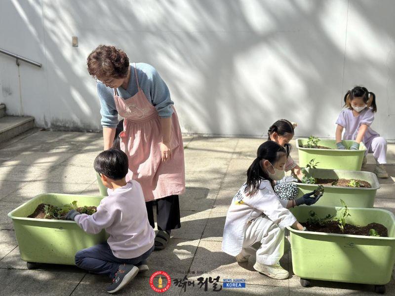 1. 고양시 도서관, 신중년 일자리‧맞춤형 독서로 문화복지 넓힌다 (4) 꽃특성화 매니저 프로그램.jpg