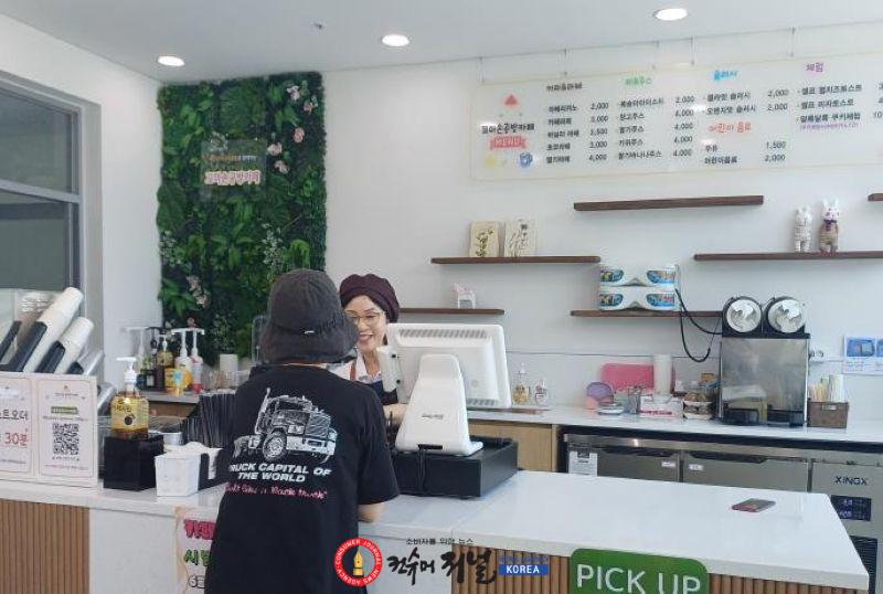 2.공동체사업단 ‘꼬마손 공방 카페’ 운영 모습.jpg