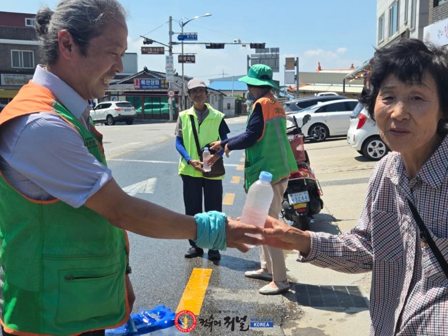 11.광시면 폭염예방물품 및 얼음물 나눔 행사와 도로 살수 모습 (3).jpg