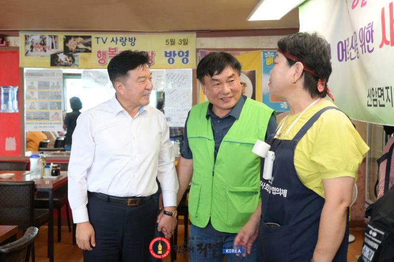 11.신암면 어르신 짜장면 나눔 행사 모습 (2).jpg