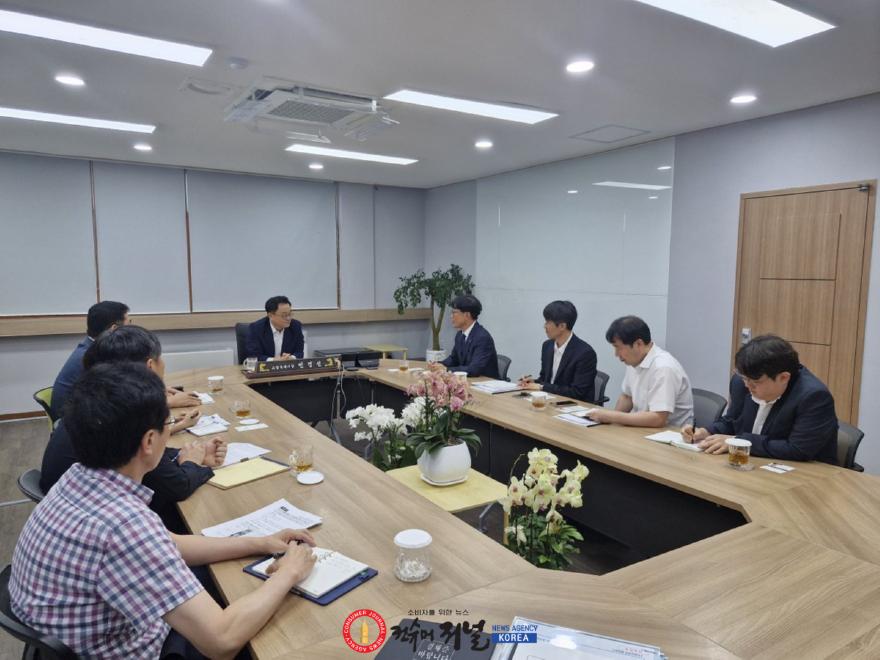 2. 민경선 고양특례시장과 박정만 LH 고양사업본부장 등이 창릉신도시 현안에 대해 논의하며 실무TF 구성과 정례회의 운영에 대해 뜻을 모았다.jpg