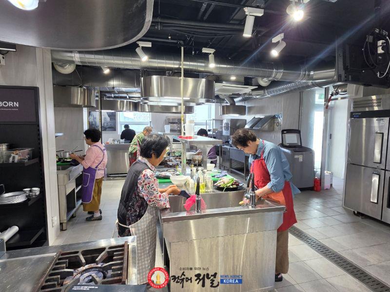 7.독거 어르신 건강요리 프로그램 진행 모습 (1).jpg