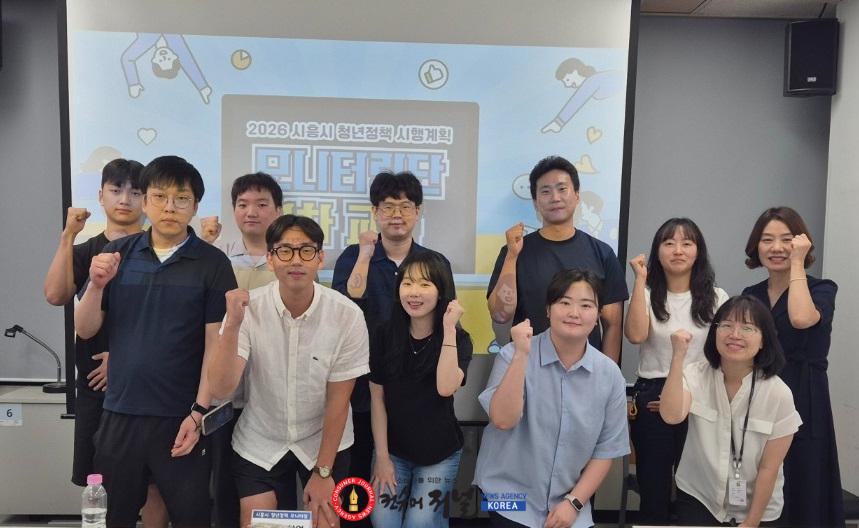 6일 청년정책 모니터링단원들이 사전교육을 마치고 기념촬영을 하고 있다.jpg