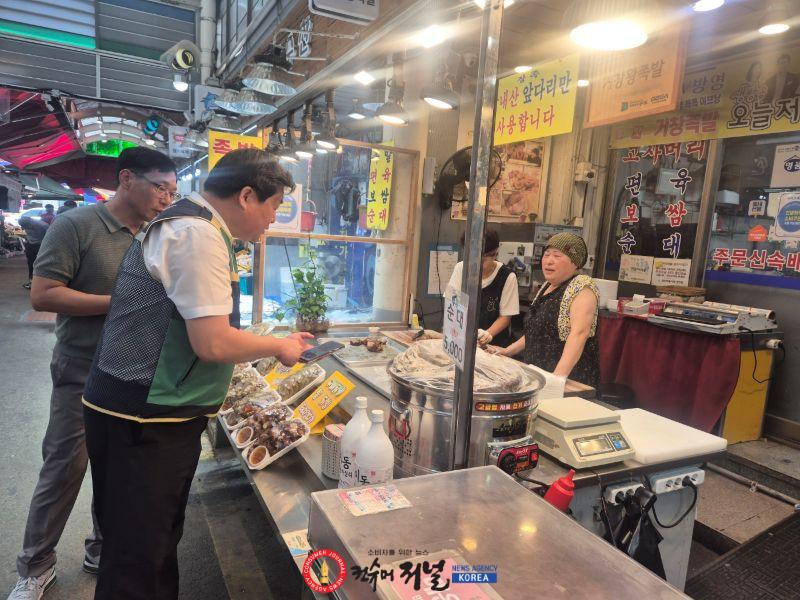 보도자료5 7일 임병택 시흥시장이 삼미시장에서 상인들의 건의사항을 확인하고, 온열환경을 점검하고 있다.jpg