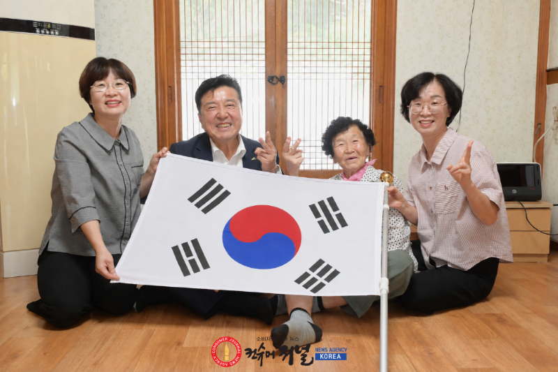 3.최재구 예산군수 독립유공자 유족 위문 모습.png