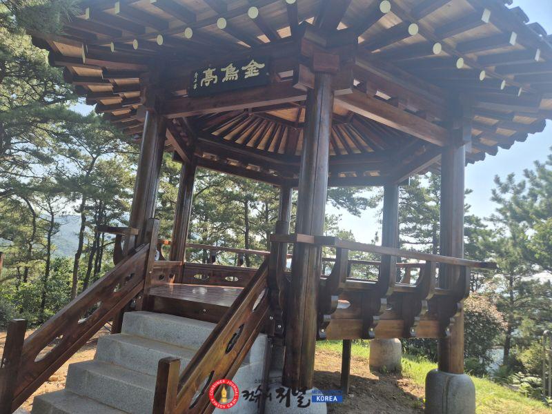 4.금오산 정상에 새로 설치된 정자 모습.jpg