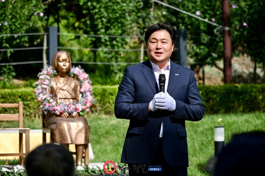 수시보도1-1 14일 정왕동 옥구공원 평화의 소녀상 앞에서 열린 기림식에서 임병택 시흥시장이 기념사를 전하고 있다.jpg