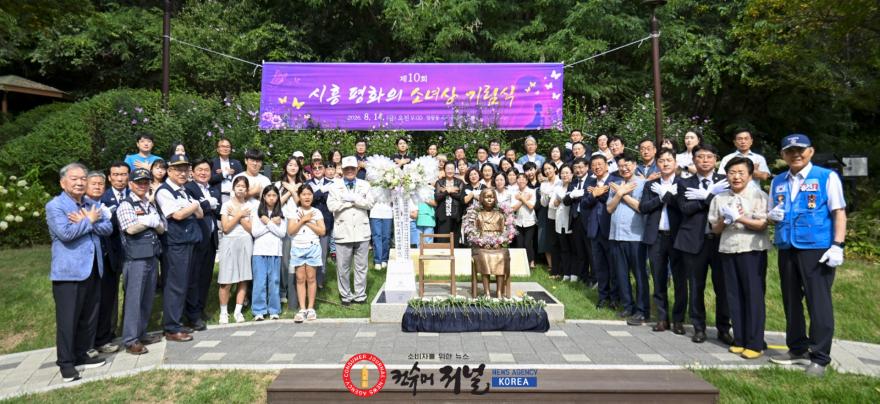 수시보도1-3 기림식에 참석한 이들이 기념촬영을 하고 있다.JPG