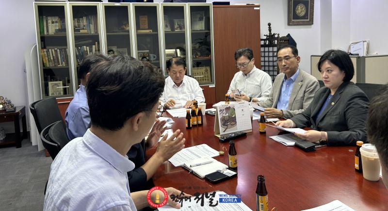260814 김병주 국회의원과 용암천 하천개수사업 추진상황 재점검1.jpg
