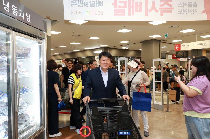 0815 박형우 계양구청장, 재개장한 홈플러스 작전점 찾아 장보기 캠페인 동참 (1).jpg