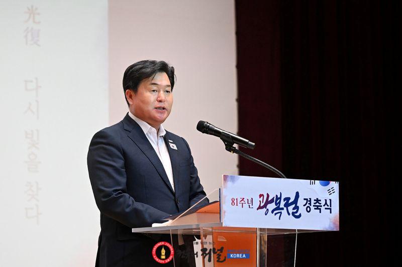 수시보도1-1 15일 시청 늠내홀에서 열린 제81주년 광복절 경축식 행사에서 임병택 시흥시장이 기념사를 낭독하고 있다.jpg
