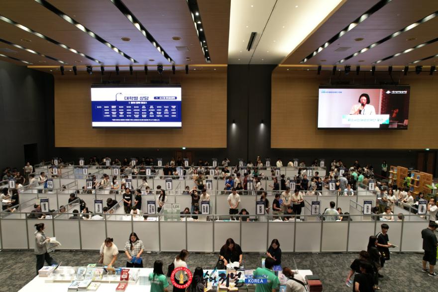 보도자료1 15일 서울대 시흥캠퍼스 교육협력동에서 2026 시흥 진학박람회가 열린 가운데 주요 대학 입학 관계자가 참여한 입시 상담 부스가 운영되고 있다.JPG