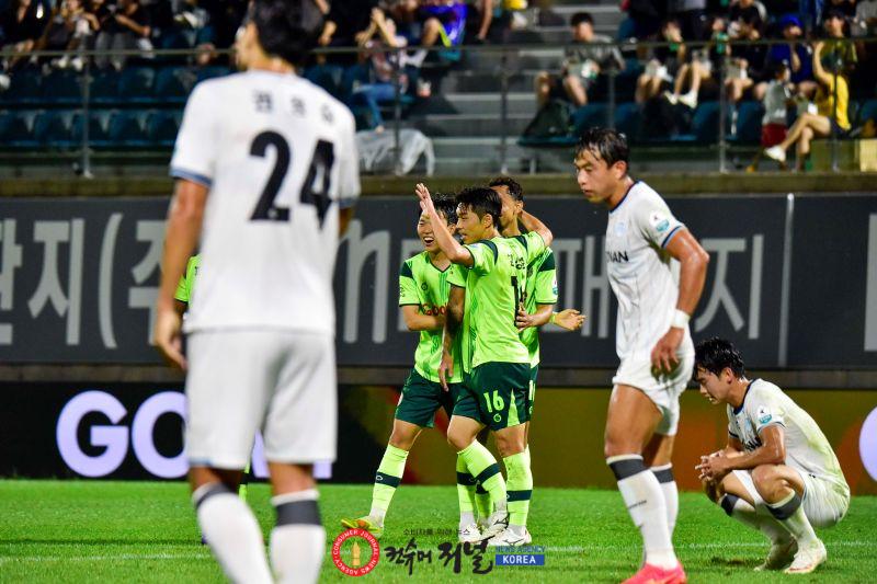 사진1. 선제골을 기록한 김성준(16번).jpg