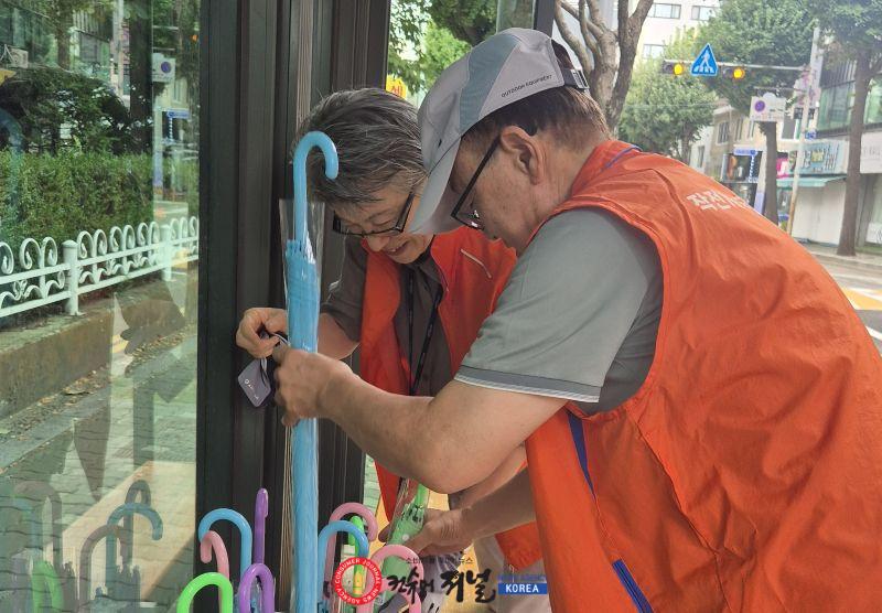 0818 작전1동 주민자치회, ‘양심우산 비치 사업’ 실시.jpg