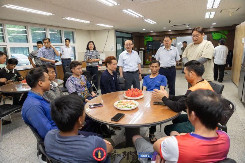 3.공공형 계절근로자 숙소 방문한 김덕현 연천군수  현장 의견 청취.jpg