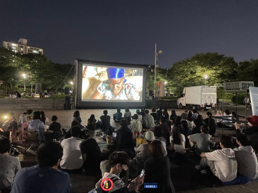 5. EBS국제다큐영화제 야외상영회 관람객들 모습.jpg