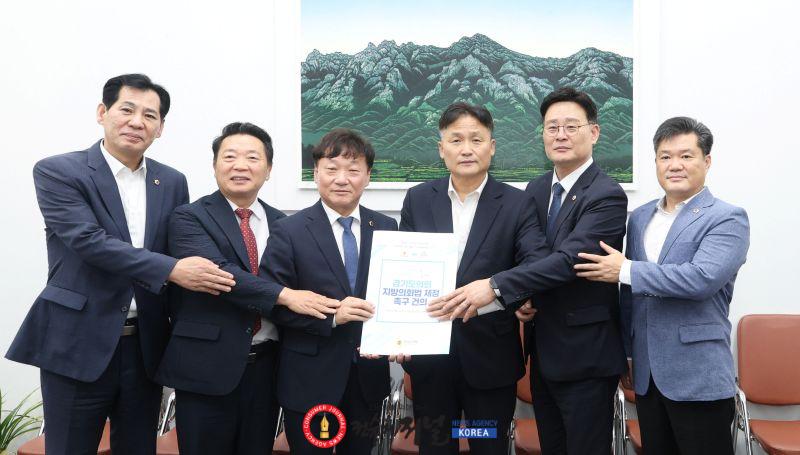 260825_경기도의회__지방의회_부활_35주년_맞아_국회에_‘지방의회법_제정_건의안’_전달_(1).jpg