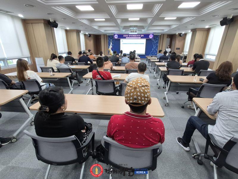 5.외국인계절근로자 조기적응프로그램 첫 의무교육 진행 모습.jpg