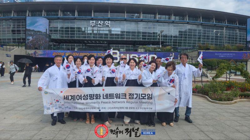 사진 2. 부산동부지부 태극기 나눔 후 기념촬영.jpg