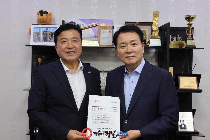 2.성일종 국회의원(오른쪽)과 최재구 예산군수.jpg