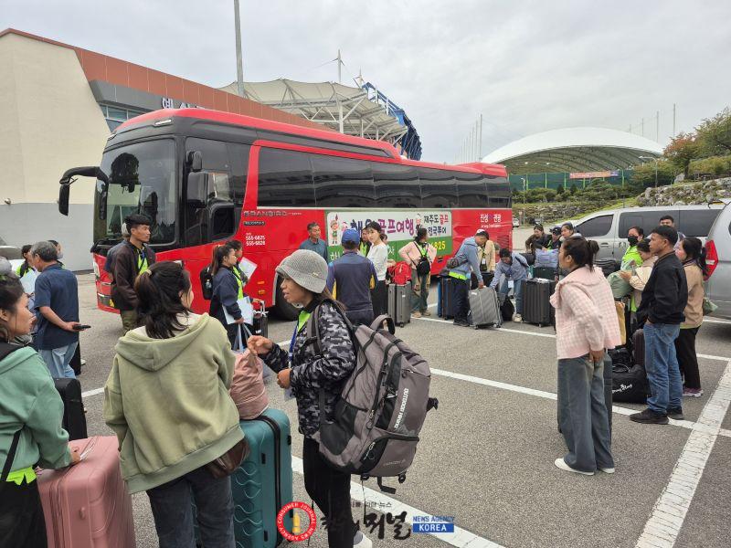 5.계절근로자 입국 모습.jpg