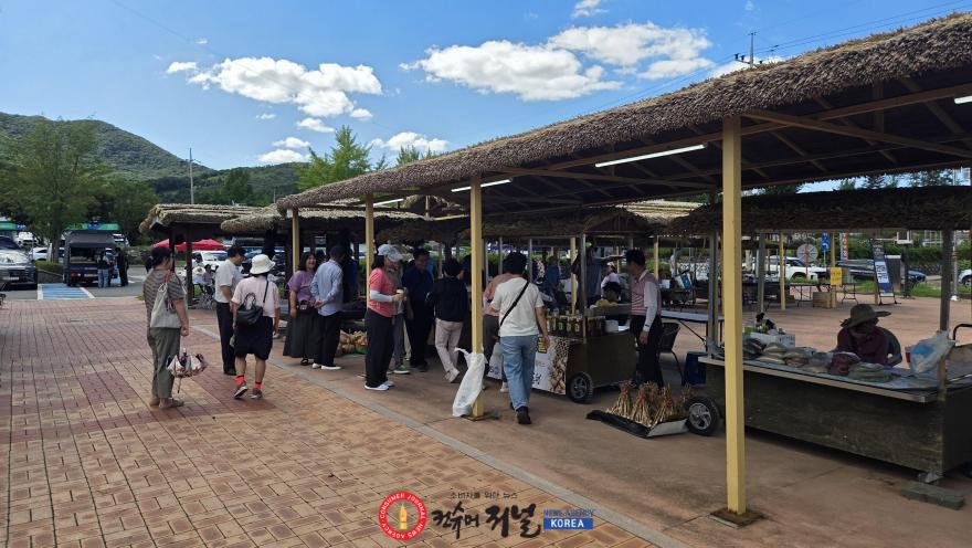 9.주민들이 달밤장터에서 장터를 운영하고 전통놀이를 체험하는 모습 (1).jpg