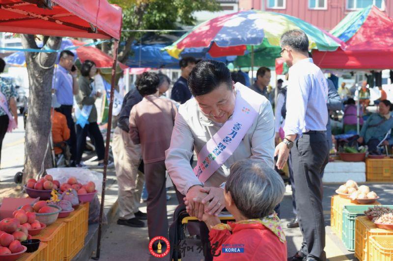 1.최재구 예산군수가 예산시장에서 물가안정 캠페인에 참여하는 모습 (1).JPG