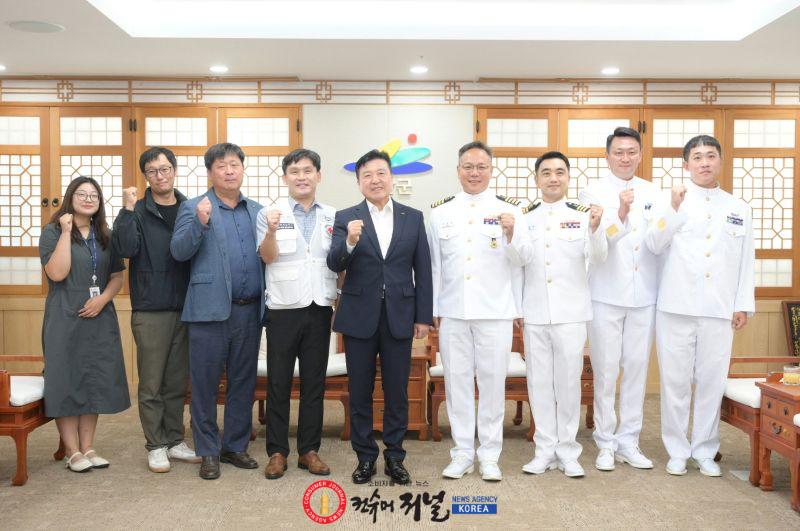 5.최재구 예산군수와 윤봉길함 부대원 친선교류 기념촬영.jpg