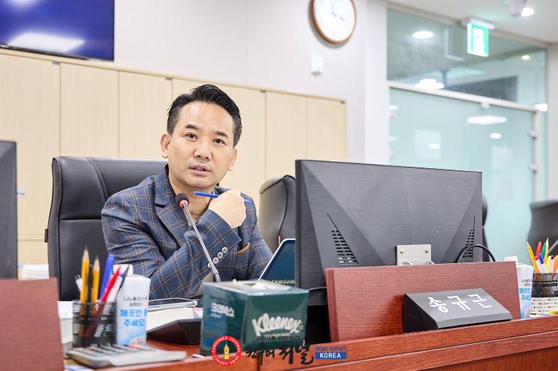 260917_송규근_의원__“의회가_20억_승인한_AI_위탁사무__도_마음대로_축소..._의회_패싱·절차_위반”.jpg