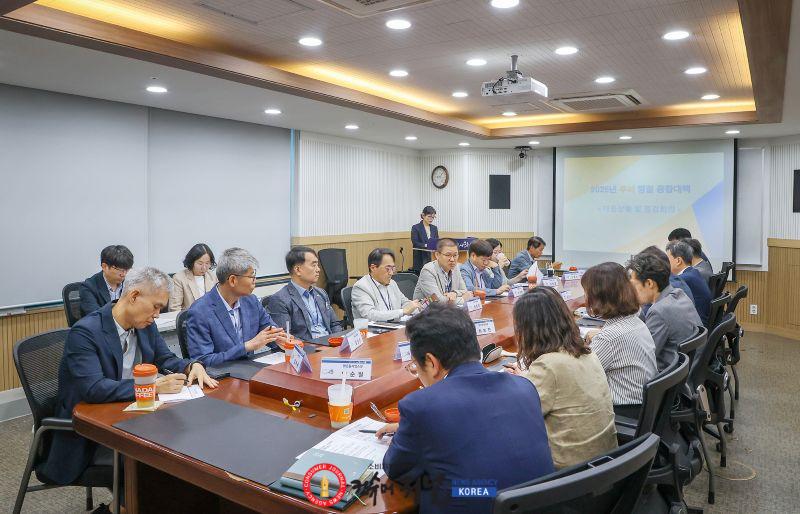 [추가보도]17일 시청 혁신토론방에서 시흥시 실ㆍ국장이 모여 추석 명절 종합대책 회의를 진행하고 있다.jpg