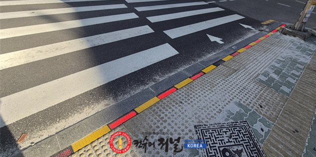 1-1_(1)_(사진자료)_바닥형_보행신호등.png