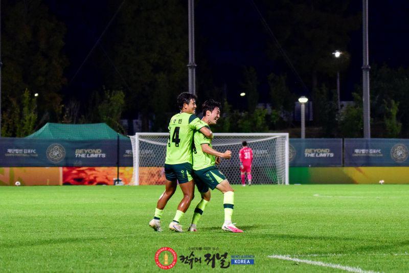사진2. 결승골을 기록한 이시헌(우측).jpg