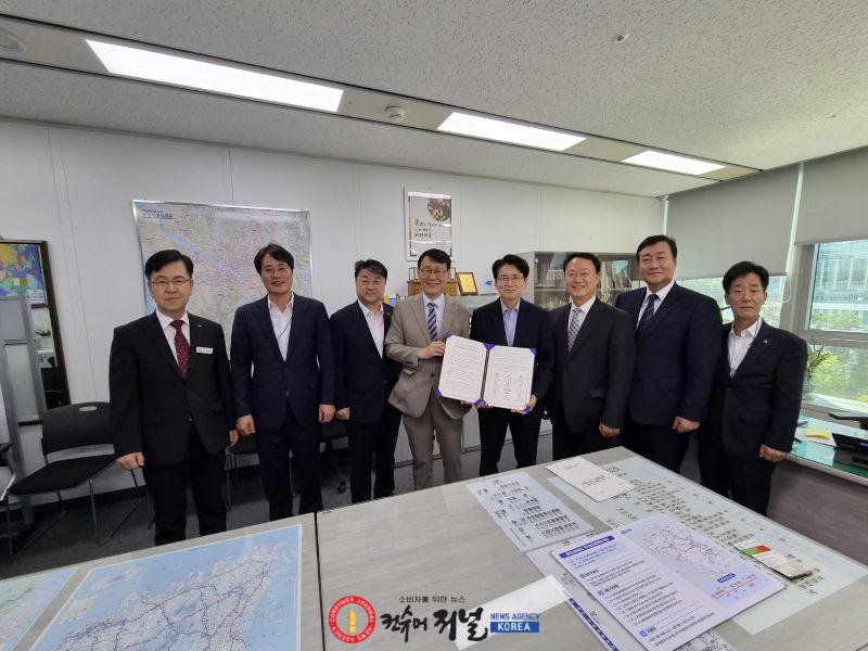 2.충청내륙철도 국가계획 반영 공동건의문 전달 사진 (2).jpg