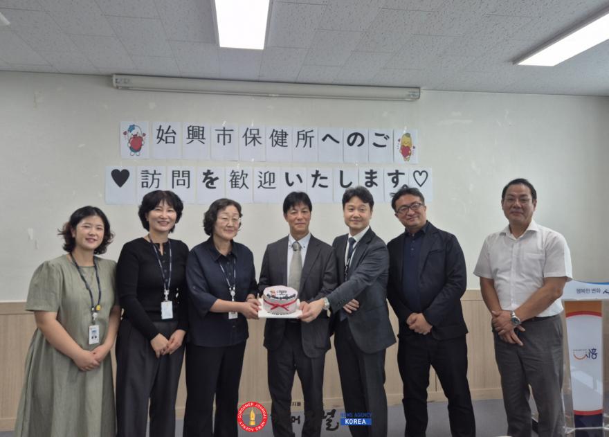 보도자료2 21일 시흥시보건소가 일본 하치오지시 의료기관 후쿠다의원과 보건의료분야 통합돌봄 사업 현황을 공유하고 기념촬영을 하고 있다.jpeg