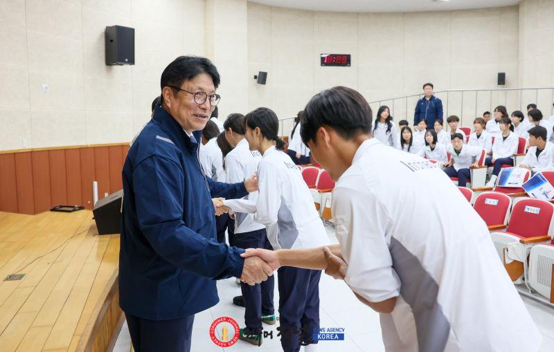 1-1. 도성훈 인천광역시교육감, 제107회 전국체육대회 인천체육고 선수단 격려.jpg