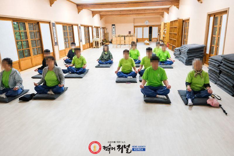 4.수덕사에서 마음챙김 프로그램에 참여하고 있는 참가자들.jpg