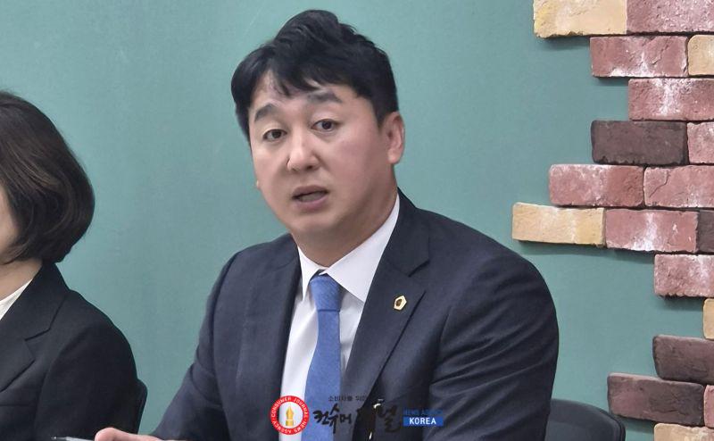 261001_손성익_의원__파주_학교_현장_순회_이틀째...“과밀의_연쇄_효과_아이들이_고스란히_떠안고_있다”_(1).jpg