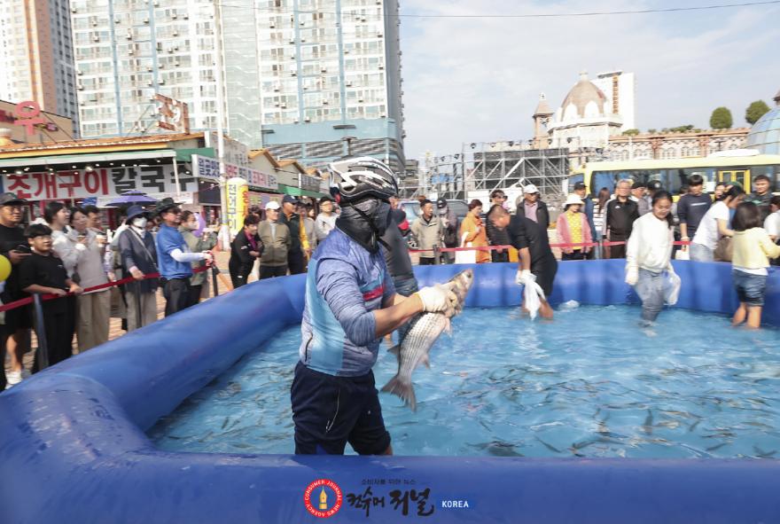 기획보도 사진2_맨손고기잡이.jpg