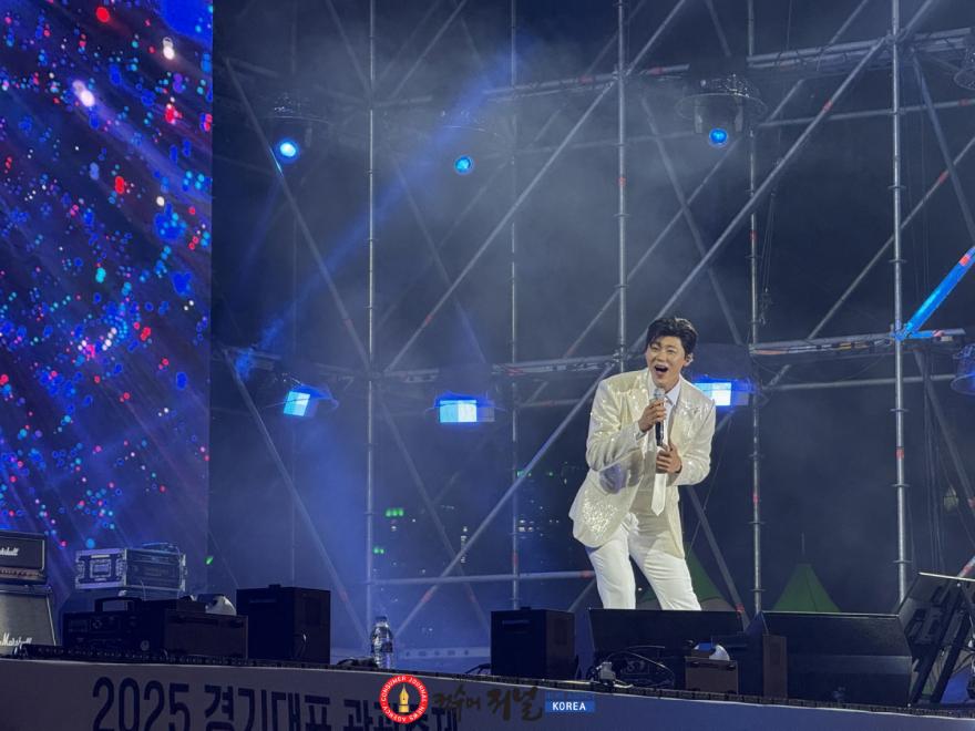 기획보도 사진5_2025 월곶포구축제에서 공연을 펼치고 있는 트롯가수 박지현.jpeg